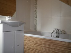 salle de bain avec baignoire